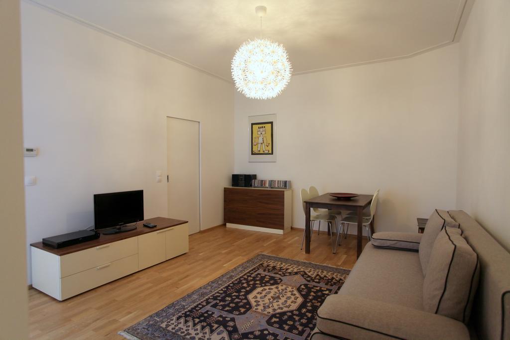 Moderne Stadtwohnung Mit Balkon ウィーン 部屋 写真